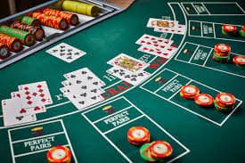 Antarmuka permainan Domino QQ di platform candutoto dengan ubin domino berwarna di meja permainan